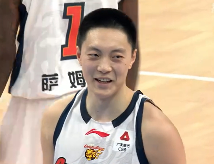 博鱼体育-胡明轩做出1个重要的决定，球迷很开心！|广东队|广东男篮|山东男篮|青岛队|球票_新浪体育_新浪新闻