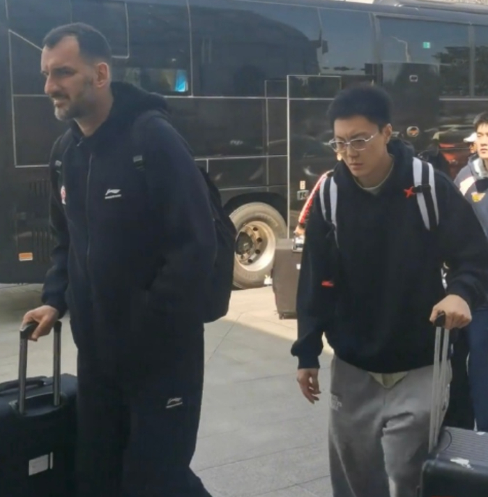 博鱼体育-胡明轩做出1个重要的决定，球迷很开心！|广东队|广东男篮|山东男篮|青岛队|球票_新浪体育_新浪新闻