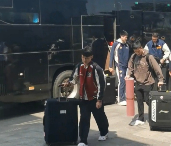 博鱼体育-胡明轩做出1个重要的决定，球迷很开心！|广东队|广东男篮|山东男篮|青岛队|球票_新浪体育_新浪新闻