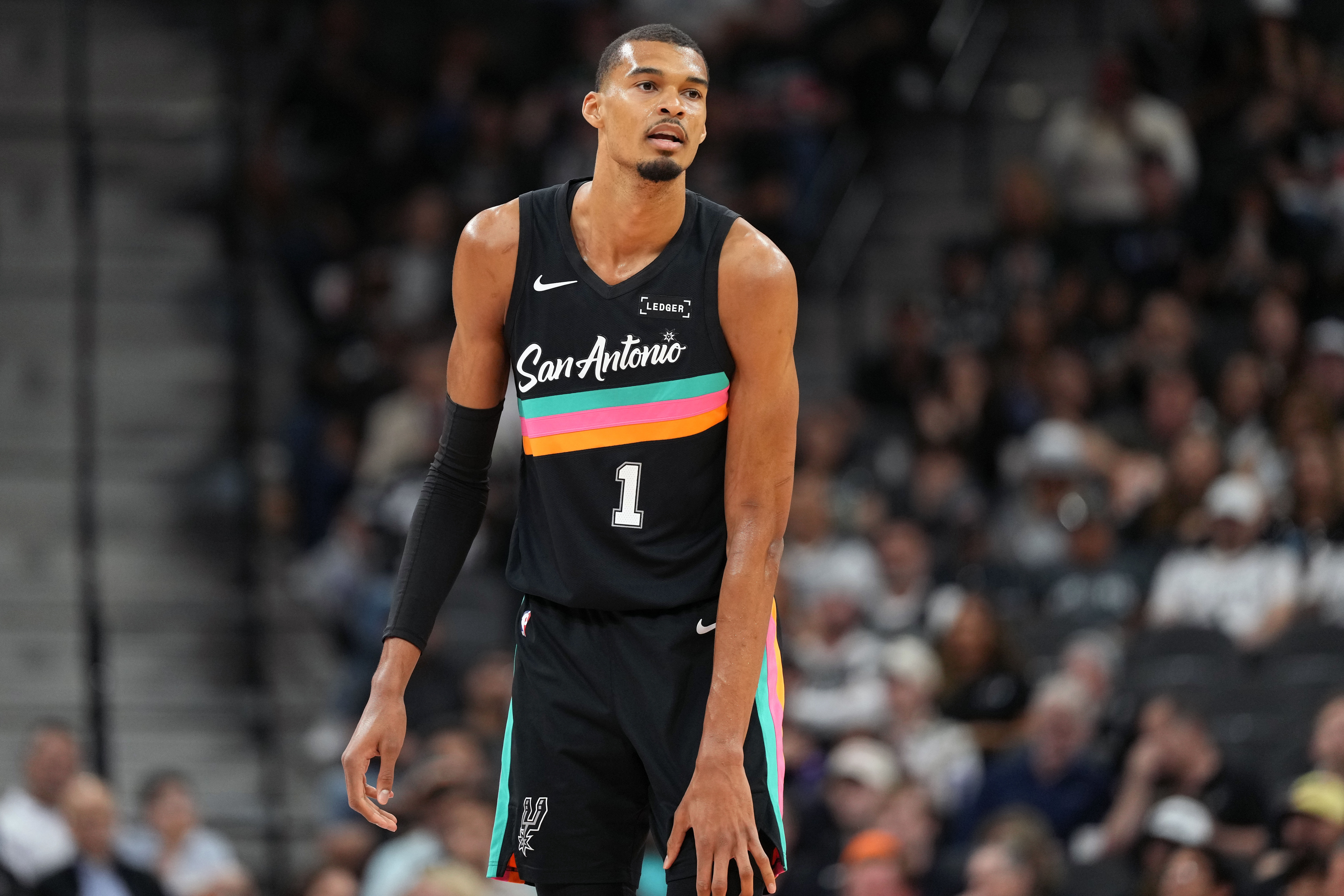 博鱼体育app下载-历史首人！文班本赛季场均出场时间少于30分钟砍下25+10