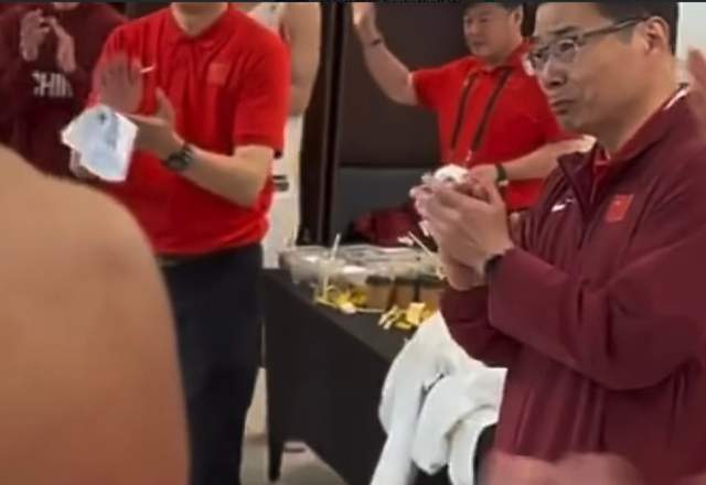 博鱼体育登录入口-中国男篮更衣室曝光！逆转功臣透露内情，3人哭了，包括篮协主席