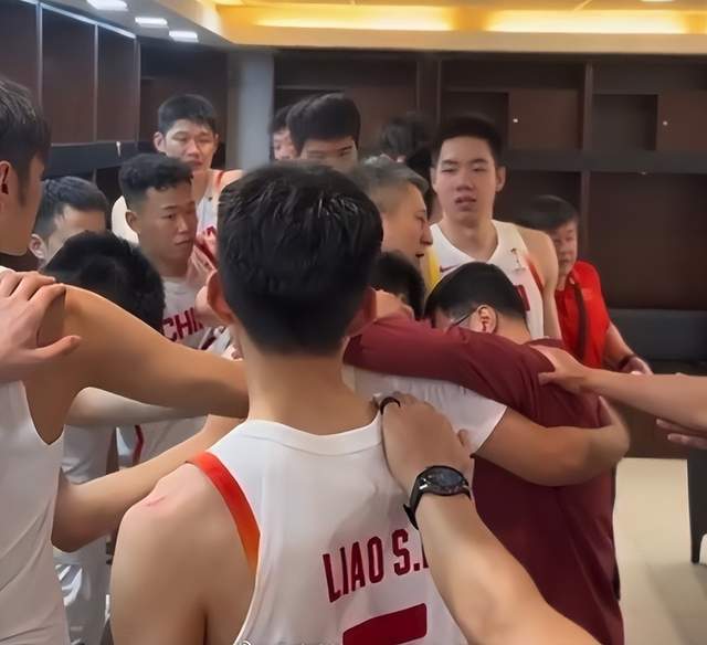 博鱼体育登录入口-中国男篮更衣室曝光！逆转功臣透露内情，3人哭了，包括篮协主席
